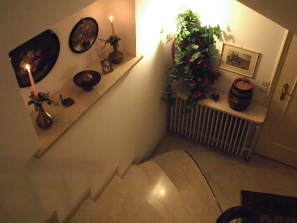 Haus de Paoli - Treppe vom Foyer zu Ferienwohnung und Zimmer unten