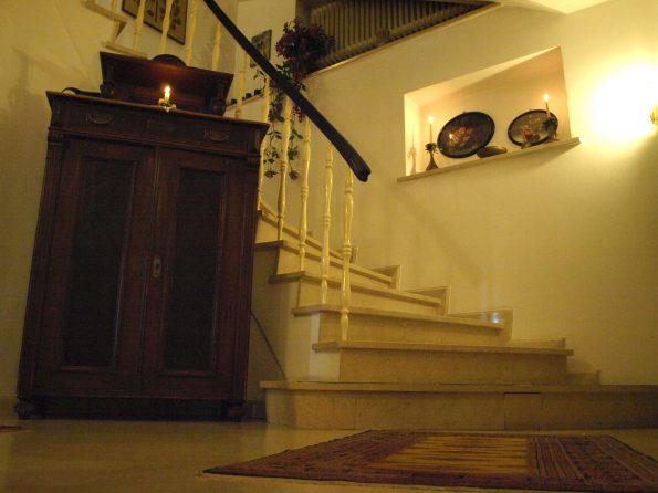 Haus de Paoli - Treppe von Ferienwohnung und Zimmer unten zum Foyer