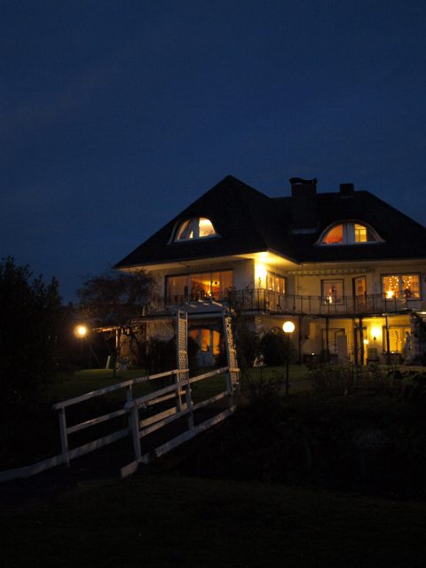 Haus de Paoli - vom Garten aus bei Nacht