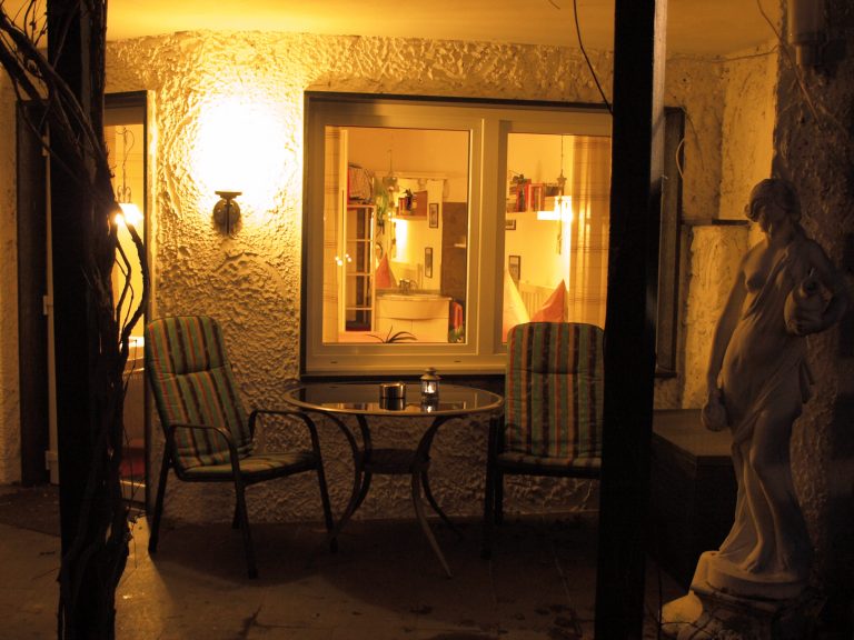 Haus de Paoli - Zimmer unten - Terrasse vom Garten aus bei Nacht