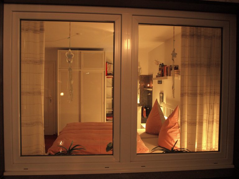 Haus de Paoli - Zimmer unten - von der Terrasse aus bei Nacht