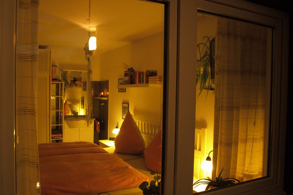 Haus de Paoli - Zimmer unten - von der Terrasse aus bei Nacht